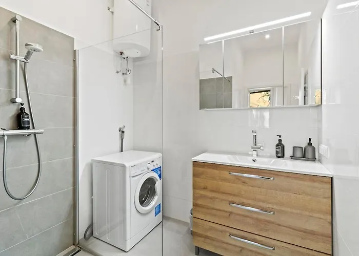 7 Min To Shopping Street I 5 Min To Train Station